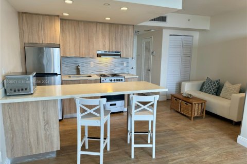 Estudio en el Condominio en Hollywood, Florida  № 2034544