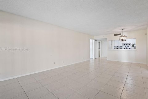 Снять в аренду кондоминиум в Уэстон, Флорида 2 спальни, 102.75м2, № 2041404 - фото 10