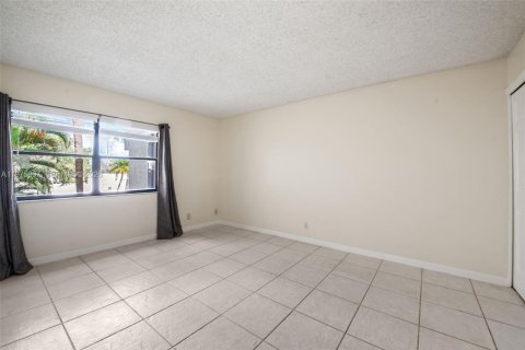 Снять в аренду кондоминиум в Уэстон, Флорида 2 спальни, 102.75м2, № 2041404 - фото 19