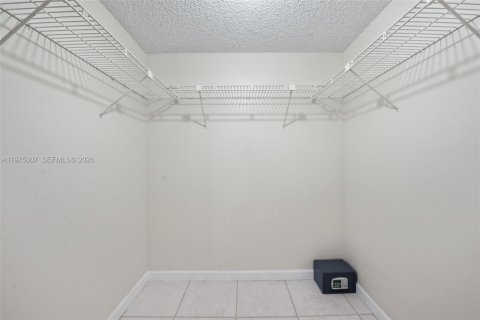 Снять в аренду кондоминиум в Уэстон, Флорида 2 спальни, 102.75м2, № 2041404 - фото 16