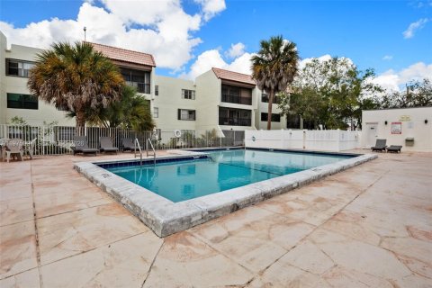 Снять в аренду кондоминиум в Уэстон, Флорида 2 спальни, 102.75м2, № 2041404 - фото 24