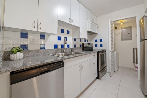 Снять в аренду кондоминиум в Уэстон, Флорида 2 спальни, 102.75м2, № 2041404 - фото 5