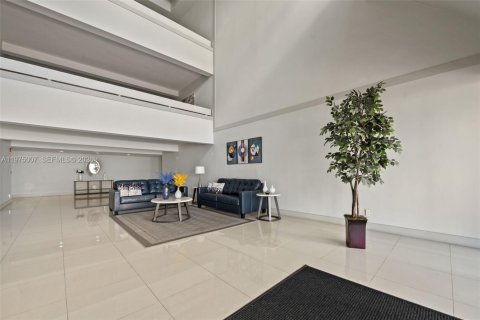 Снять в аренду кондоминиум в Уэстон, Флорида 2 спальни, 102.75м2, № 2041404 - фото 3