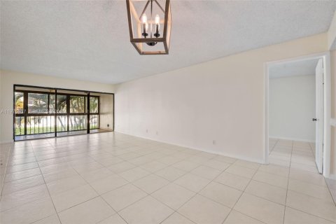 Снять в аренду кондоминиум в Уэстон, Флорида 2 спальни, 102.75м2, № 2041404 - фото 13