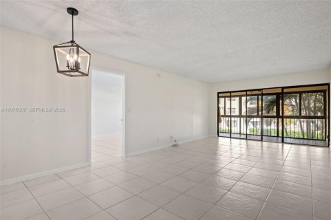 Снять в аренду кондоминиум в Уэстон, Флорида 2 спальни, 102.75м2, № 2041404 - фото 11