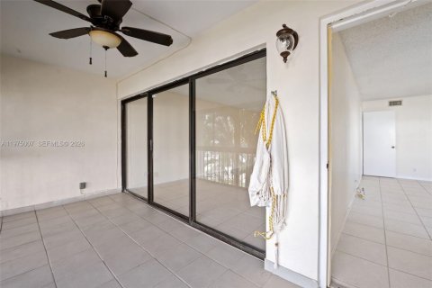 Снять в аренду кондоминиум в Уэстон, Флорида 2 спальни, 102.75м2, № 2041404 - фото 23