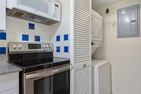 Снять в аренду кондоминиум в Уэстон, Флорида 2 спальни, 102.75м2, № 2041404 - фото 8