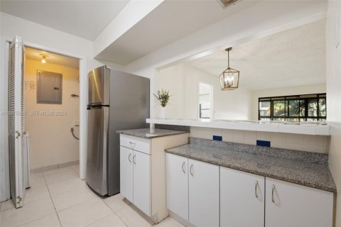 Снять в аренду кондоминиум в Уэстон, Флорида 2 спальни, 102.75м2, № 2041404 - фото 7