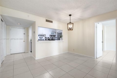 Снять в аренду кондоминиум в Уэстон, Флорида 2 спальни, 102.75м2, № 2041404 - фото 9