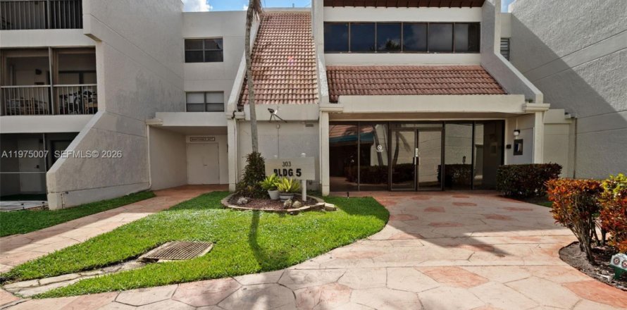 Кондоминиум с 2 спальнями в Уэстон, Флорида № 2041404