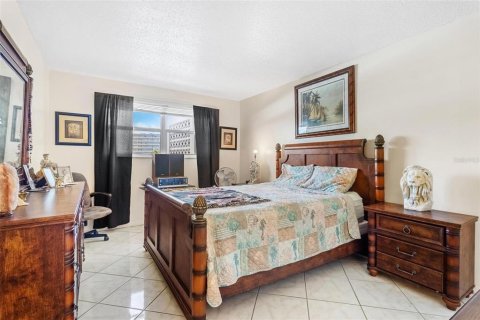 Condo in Gulfport, Florida, 1 bedroom  № 1761937 - photo 14
