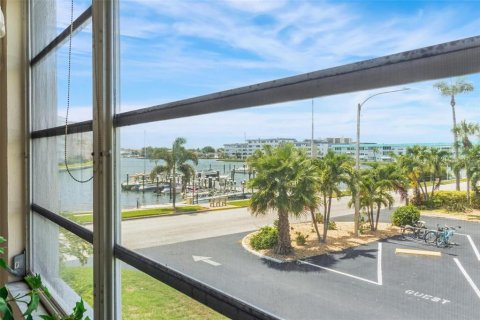 Condo in Gulfport, Florida, 1 bedroom  № 1761937 - photo 7