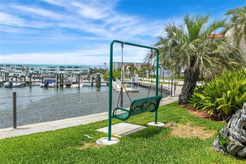 Condo in Gulfport, Florida, 1 bedroom  № 1761937 - photo 2