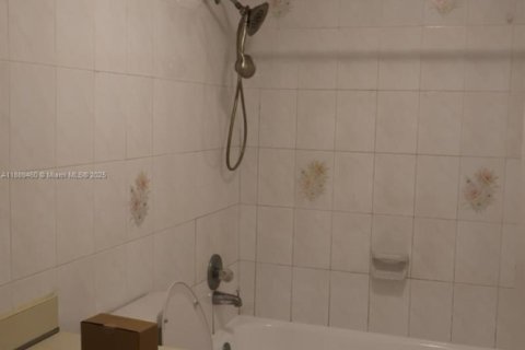 Villa ou maison à louer à Miami, Floride: 3 chambres, 131.55 m2 № 1941422 - photo 12