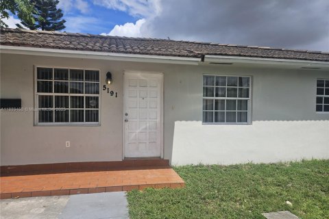 Villa ou maison à louer à Miami, Floride: 3 chambres, 131.55 m2 № 1941422 - photo 1