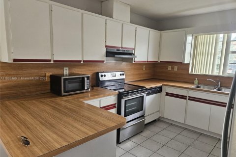 Villa ou maison à louer à Miami, Floride: 3 chambres, 131.55 m2 № 1941422 - photo 5