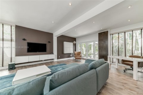 Casa en alquiler en Miami Beach, Florida, 4 dormitorios, 323.02 m2 № 1975484 - foto 13