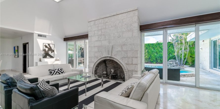 Casa en Miami Beach, Florida 4 dormitorios, 323.02 m2 № 1975484