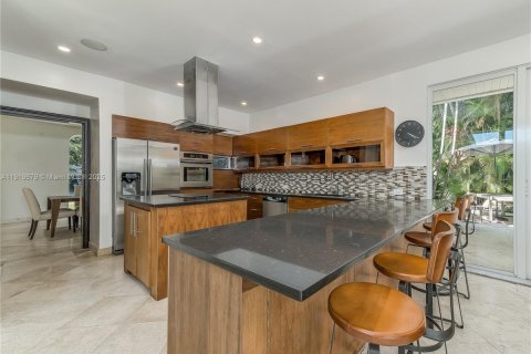 Casa en alquiler en Miami Beach, Florida, 4 dormitorios, 323.02 m2 № 1975484 - foto 10