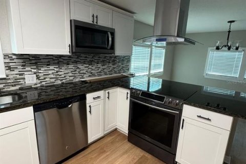 House in Tarpon Springs, Florida 3 bedrooms, 109.25 sq.m. № 1908932 - photo 5