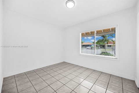 House in Hialeah, Florida 4 bedrooms, 141.95 sq.m. № 1936067 - photo 26