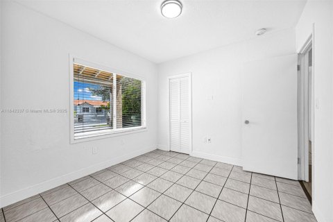 House in Hialeah, Florida 4 bedrooms, 141.95 sq.m. № 1936067 - photo 27