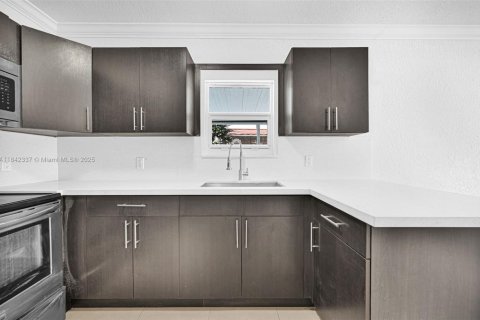 House in Hialeah, Florida 4 bedrooms, 141.95 sq.m. № 1936067 - photo 15