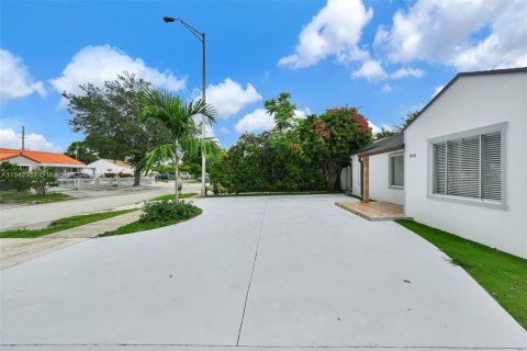 House in Hialeah, Florida 4 bedrooms, 141.95 sq.m. № 1936067 - photo 8