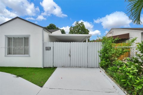 House in Hialeah, Florida 4 bedrooms, 141.95 sq.m. № 1936067 - photo 7