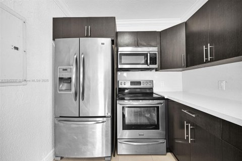 House in Hialeah, Florida 4 bedrooms, 141.95 sq.m. № 1936067 - photo 17