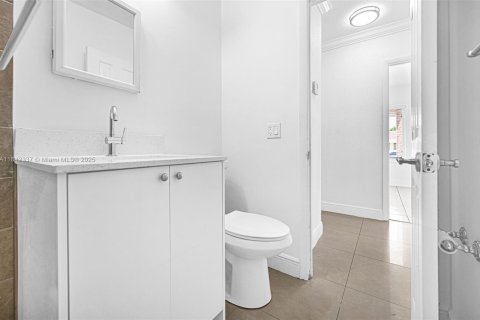 House in Hialeah, Florida 4 bedrooms, 141.95 sq.m. № 1936067 - photo 25