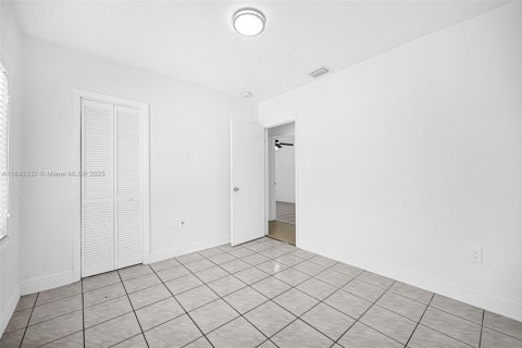 House in Hialeah, Florida 4 bedrooms, 141.95 sq.m. № 1936067 - photo 28