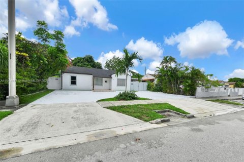 House in Hialeah, Florida 4 bedrooms, 141.95 sq.m. № 1936067 - photo 5