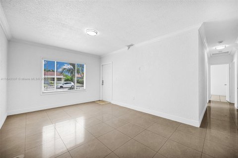House in Hialeah, Florida 4 bedrooms, 141.95 sq.m. № 1936067 - photo 19