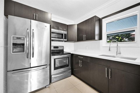 House in Hialeah, Florida 4 bedrooms, 141.95 sq.m. № 1936067 - photo 14