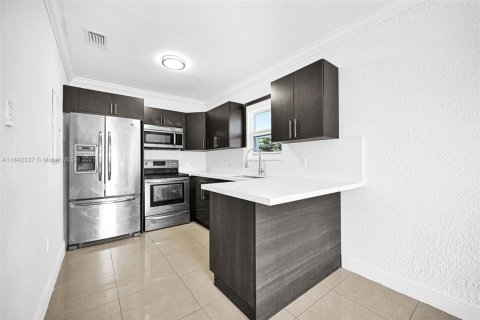 House in Hialeah, Florida 4 bedrooms, 141.95 sq.m. № 1936067 - photo 13