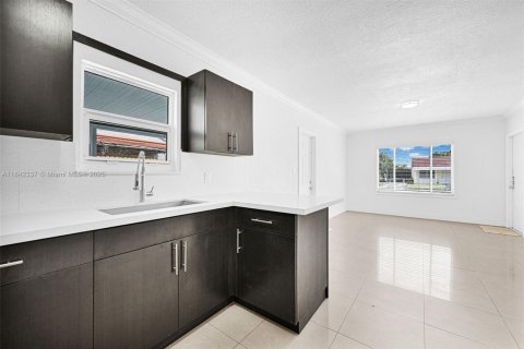 House in Hialeah, Florida 4 bedrooms, 141.95 sq.m. № 1936067 - photo 16