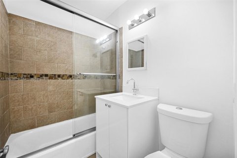 House in Hialeah, Florida 4 bedrooms, 141.95 sq.m. № 1936067 - photo 23