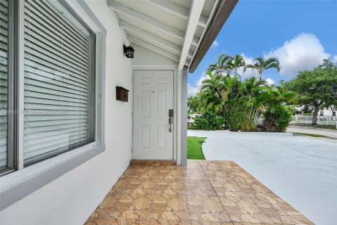 House in Hialeah, Florida 4 bedrooms, 141.95 sq.m. № 1936067 - photo 11