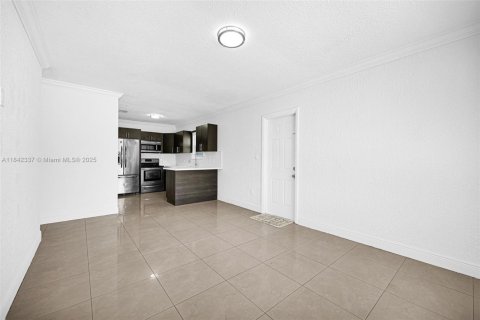 House in Hialeah, Florida 4 bedrooms, 141.95 sq.m. № 1936067 - photo 18