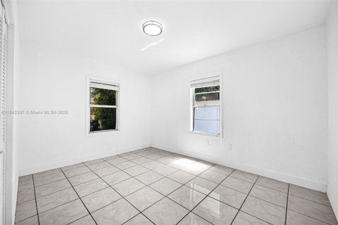House in Hialeah, Florida 4 bedrooms, 141.95 sq.m. № 1936067 - photo 29
