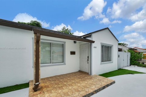 House in Hialeah, Florida 4 bedrooms, 141.95 sq.m. № 1936067 - photo 12