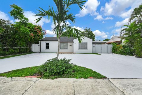 House in Hialeah, Florida 4 bedrooms, 141.95 sq.m. № 1936067 - photo 2