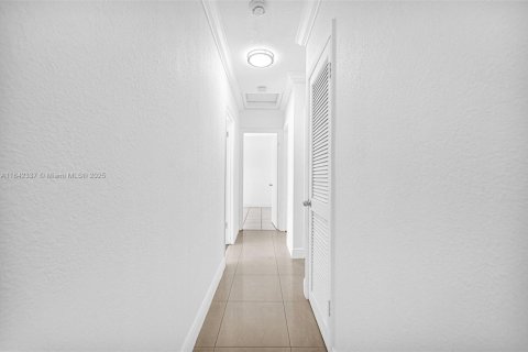 House in Hialeah, Florida 4 bedrooms, 141.95 sq.m. № 1936067 - photo 22