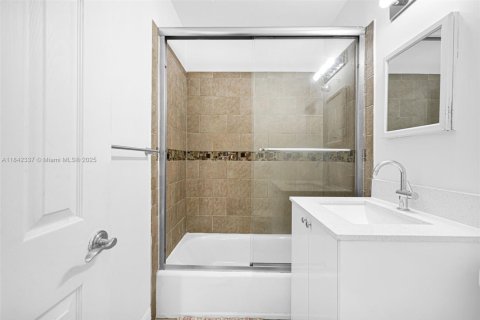 House in Hialeah, Florida 4 bedrooms, 141.95 sq.m. № 1936067 - photo 24