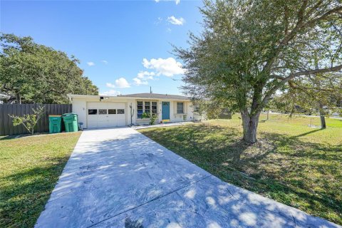 House in Port Charlotte, Florida 2 bedrooms, 108.23 sq.m. № 2103716