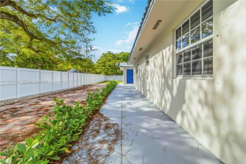 House in Miami, Florida 2 bedrooms, 66.43 sq.m. № 1984415 - photo 23