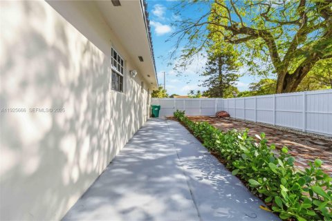 House in Miami, Florida 2 bedrooms, 66.43 sq.m. № 1984415 - photo 24