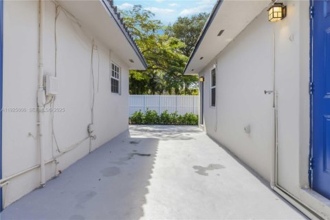 House in Miami, Florida 2 bedrooms, 66.43 sq.m. № 1984415 - photo 21