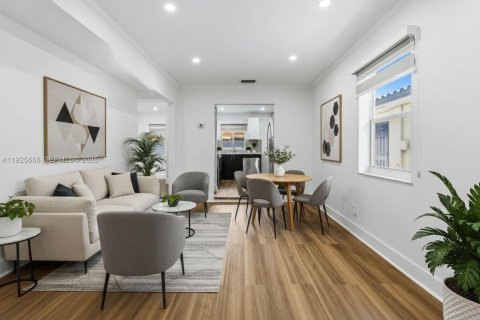 House in Miami, Florida 2 bedrooms, 66.43 sq.m. № 1984415 - photo 2